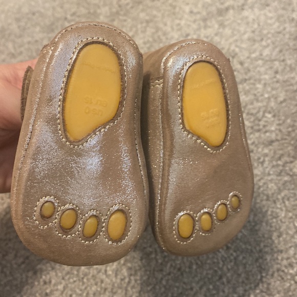 Set of 2 Mary Jane style baby shoes - Picture 3 of 5